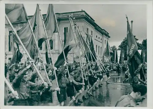 Foto Schirner Berlin, FDJ Deutschlandtreffen am Pfingstsonntag in Berlin, Fahnenmarsch