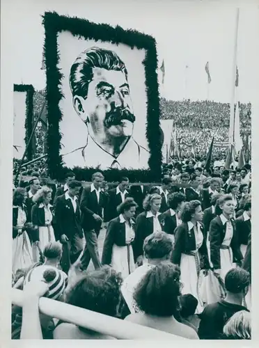 Foto Schirner Berlin, 3. Weltjugendspiele, Walter Ulbricht Stadion, Nationen Einmarsch, Stalin Bild