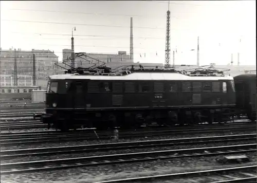 Foto München Bayern, Deutsche Lokomotive E1825