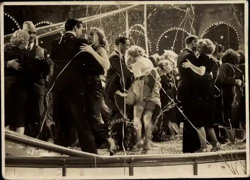 Foto Tanzrevue, Filmszene, Frau wirft Rock nach oben