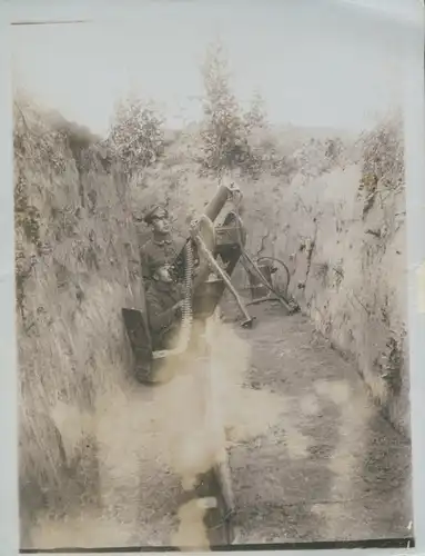 Foto Deutsche Soldaten, Schützengraben, Maschinengewehr, 1. WK