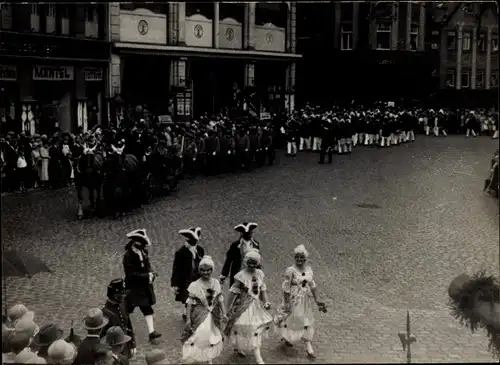 Foto Greiz in Thüringen, Schützenfest, Umzug, Männer und Frauen in Barocker Kleidung