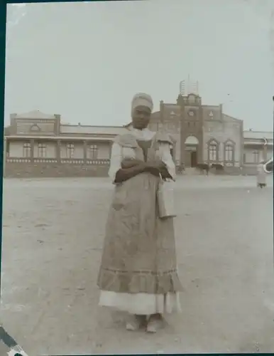Foto Namibia, DSWA, Afrikanische Frau, Kopftuch, Milchkanne