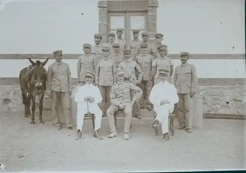 Foto Namibia, DSWA, Mitglieder der Kolonialen Schutztruppe, Gruppenbild, Esel