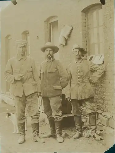 Foto Namibia, DSWA, Mitglieder der Kolonialen Schutztruppe vor einem Haus stehend, Rauchend, Hund