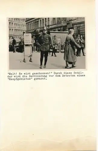 Foto Schutzpolizist, Schild Halt es wird geschossen, Kampfgebiet, Berlin