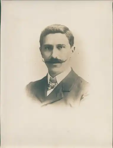 Foto Combalie, Henri, Toulouse, Portraitfotografie, Mann, Anzug, Fliege