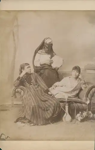 Foto Maghreb?, Portrait, Arabische Frauen, Teilweise verschleiert, Shisha