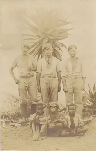 Foto DSW Afrika Namibia, ca 1900 - 1904, Deutsche Seeleute, Afrikanische Kinder, Gruppenbild