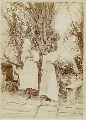 Foto DSW Afrika Namibia, ca 1900 - 1904, Zwei afrikanische Kindermädchen mit Siedlerkind im Arm