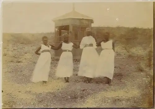 Foto DSW Afrika Namibia, ca 1900 - 1904, Vier afrikanische junge Frauen vor einem Pavillon