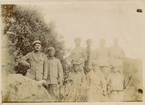 Foto DSW Afrika Namibia, ca 1900 - 1904, Mitglieder der Kolonialen Schutztruppe, Akkordeon