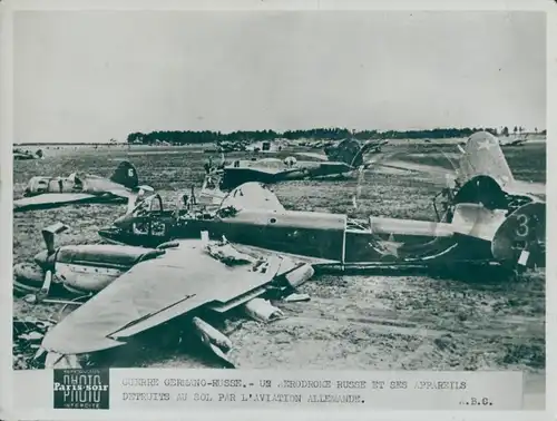 Foto Zerstörtes Sowjetisches Militärflugzeug