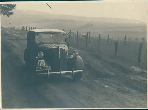 Foto Ak Automobil auf einem Feldweg, Rally, Startnummer 115, KFZ Kennz. HH 60082