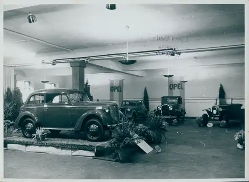Foto Automobile in einer Halle, Opel, Ausstellung, Ernst Dello & Co., Hamburg