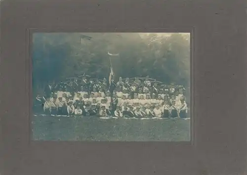 Kabinett Foto Kinder in Uniform, Gewehre, Armbrust, Pickelhaube, Schirmmütze, Gruppenbild, um 1900