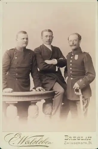 Kabinett Foto Breslau Schlesien, 3 Männer, Portrait, Ulanen Uniform, Säbel, Orden, Atelier Walsleben
