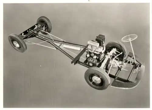 Foto Fahrgestell eines Automobils ohne Karosserie