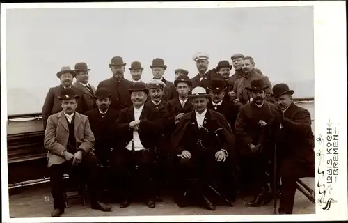 Kabinettfoto Gruppenaufnahme von Männern, Fotograf Louis Koch, Bremen