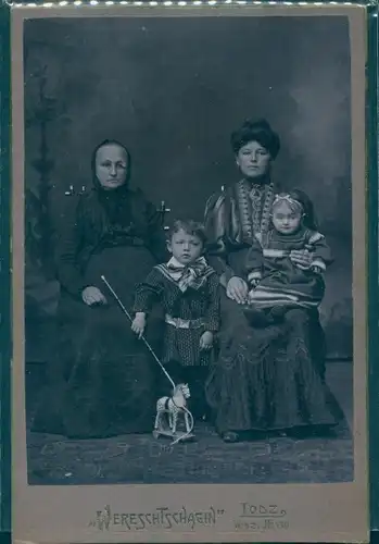 Kabinettfoto Zwei Frauen mit Kindern, Holzpferd, Portrait, Fotograf Wereschtschagin, Lodz
