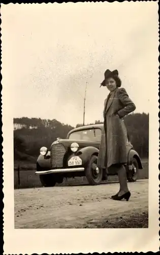Foto Auto Skoda Popular, Frau mit Hut