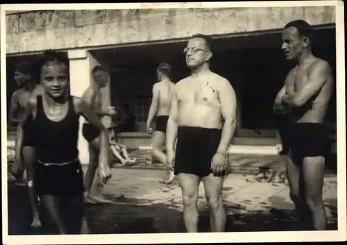 Foto Berlin Charlottenburg Westend, Olympia Schwimmstadion, Männer in Badehosen