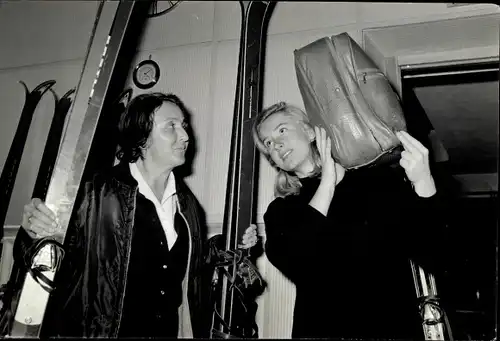 Foto Garmisch Partenkirchen, Wintersport, Skiläuferin mit Ausrüstung