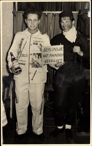 Foto Ak Berlin, Fasching, Schornsteinfeger, Zeitungsverkäufer, Berlin, wie hat man dich verkauft