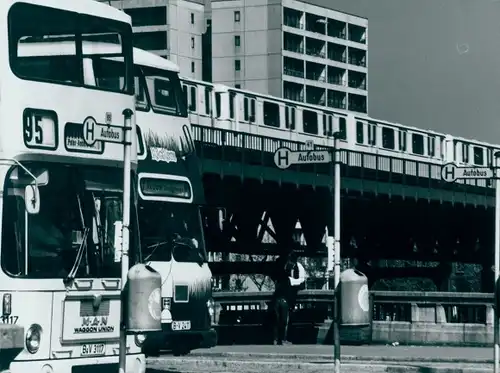 Foto Berlin, Autobus Haltestelle, Doppelstockbusse, Hochbahn Hallesches Tor