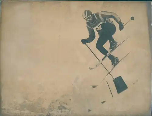 Foto Wintersport, Skifahrer bei der Abfahrt