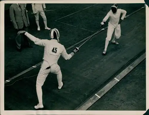 Foto Olympische Spiele 1936, Fünfkämpfer Gotthard Handrick und Alfred Guth beim Fechten