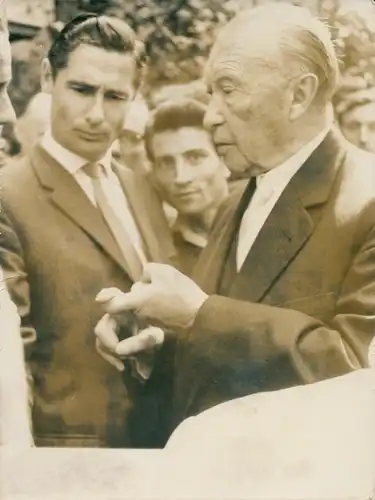 Foto Berlin Tempelhof Marienfelde, Bundeskanzler Konrad Adenauer besichtigt Flüchtlingslager, 1961