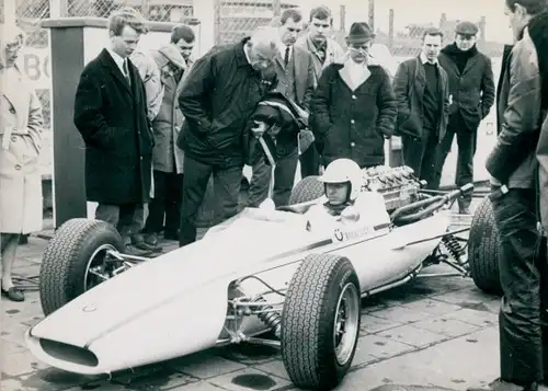 Foto Motorrennsport, Rennfahrer in einem Rennwagen