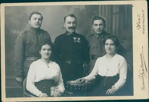 Kabinettfoto KuK Soldaten in Uniformen mit Frauen, Fotograf Heinrich Hartmann, Wien
