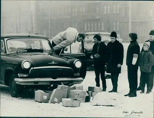 Foto Berlin ?, Auto fährt in einen Stapel Pappkartons, Fotograf Karl Heinz Drowski