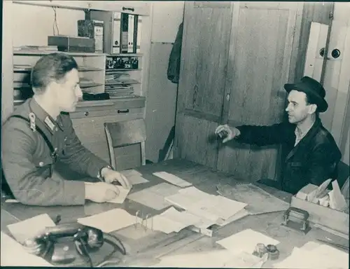 Foto Rostock in Mecklenburg Vorpommern, Volkspolizist und Arbeiter, VEB Schiffswerft Neptun, DDR