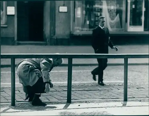 Foto Berlin, Männer auf einer Straße, Fotograf Hans Joachim Mirschel