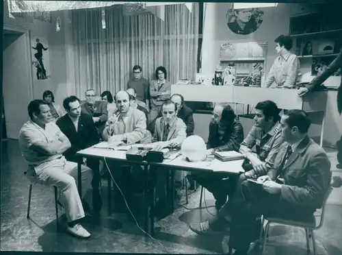 Foto Berlin, Männer an einem Tisch, Mikrofon, Plattenhandlung ?, TV Sendung ?, Fotog. K. H. Drowski