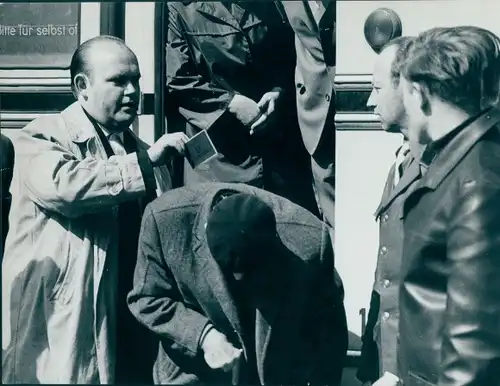 Foto Berlin, Männer vor einer Straßenbahn, Ausweis, DDR, Fotograf Hans Joachim Mirschel