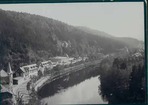 Foto Deutschland? Flusspartie, bewaldete Hänge, Gebäude