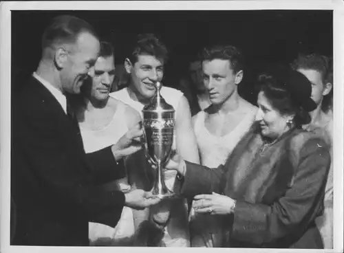 Foto Boxen, Box-Club Neukölln gewinnt Erwin Thoma Pokal, Witwe von Erwin Thoma