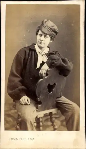 Foto Portrait, Französischer junger Mann sitzt auf einem Stuhl