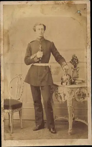 CdV Standportrait, Belgischer Soldat, Uniform, Orden, Kavalleriehelm