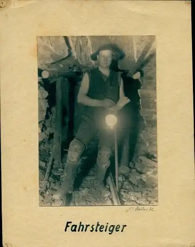 Foto Bergmann, Fahrsteiger, Lampe, Notizbuch, Schacht, Zeche