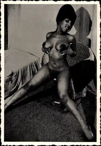 Foto Frauenakt, Erotik, Nackt, Schwarzhaarig, Dunkelhäutig, Barbusig, Sitzend