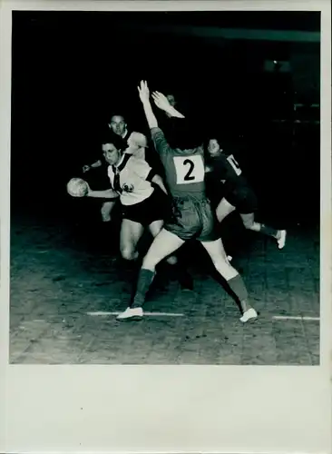 Foto Berlin Prenzlauer Berg, Hallenhandball Meisterschaft, Meerane geg. Leipzig, 7.2.1953