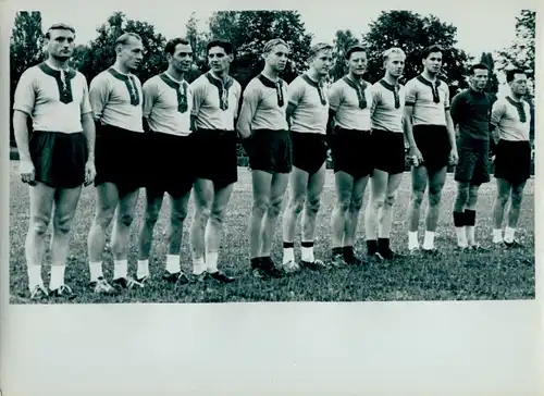 Foto Berlin Weißensee, Handball, DDR Auswahl gegen Bezirksauswahl Berlin, 30.7.1955, Buschallee