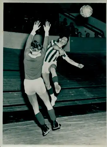Foto Berlin Prenzlauer Berg, Hallenhandball, Luckenwalde gegen Weißensee, 23.2.1952, Seelenbinder H.
