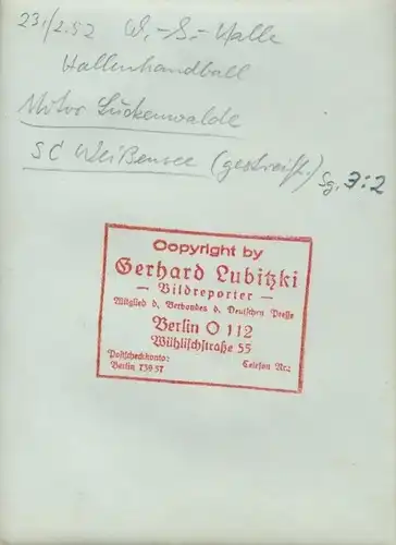 Foto Berlin Prenzlauer Berg, Hallenhandball, Luckenwalde gegen Weißensee, 23.2.1952, Seelenbinder H.
