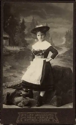 CdV Portrait eines Mädchens in Tracht